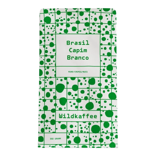 Kaffeekontor Bayern Brasil Capim Branco Kaffeeverpackung mit grünem Punktemuster und 350g Füllmenge