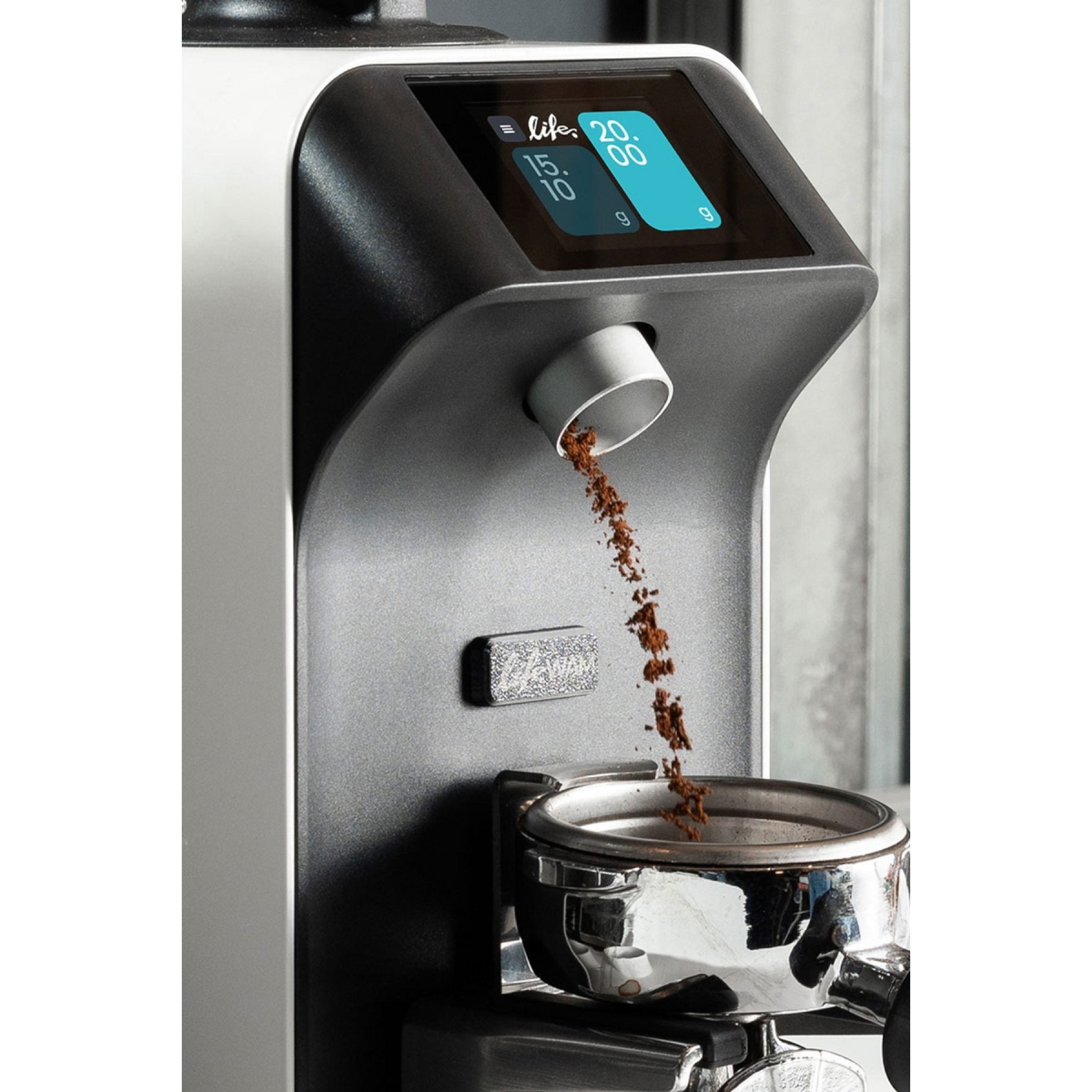 Kaffeekontor Bayern Ceado Life WAM Kaffeemühle mit Touchdisplay beim Mahlen von Kaffeepulver in einen Siebträger
