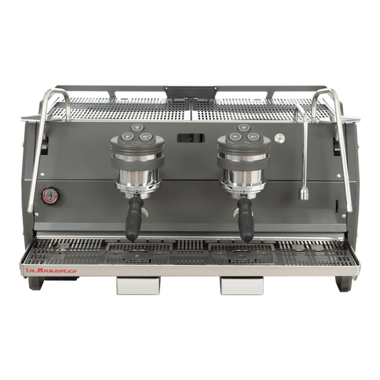 Kaffeekontor Bayern La Marzocco Strada S Siebträgermaschine mit zwei Gruppen, grauem Gehäuse und Edelstahl-Details.
